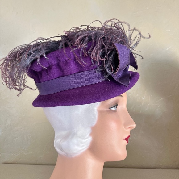 STELLAR 1940s' PURPLE HAT WITH GATHERED CROWN, GROSGRAIN TRIM + OSTRICH FEATHERS - Picture 3 of 14